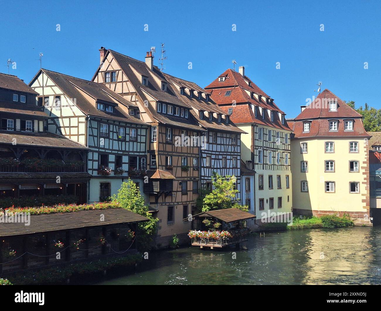 Straßburg Themenbild - Straßburg, Strassburg, Straßbourg, Strasbourg, Elsass, Frankreich Themenbild - Straßburg, Strassburg, Straßbourg, Strasbourg, Elsass, Frankreich Das Viertel la petite France Bild in Straßburg ist ein historischer Stadtteil auf der Grande Ãle. Der Ort ist seit 1988 als Weltkulturerbe der UNESCO gelistet. Straßburg ist die Hauptstadt der Region Alsace-Champagne-Ardenne-Lorraine im Nordosten Frankreichs und auch offizieller Sitz des Europäischen Parlaments. Die Stadt, mit ihrer malerischen Altstadt, liegt an der Grenze zu Deutschland *** Strasbourg photo du thème Strasbourg Banque D'Images