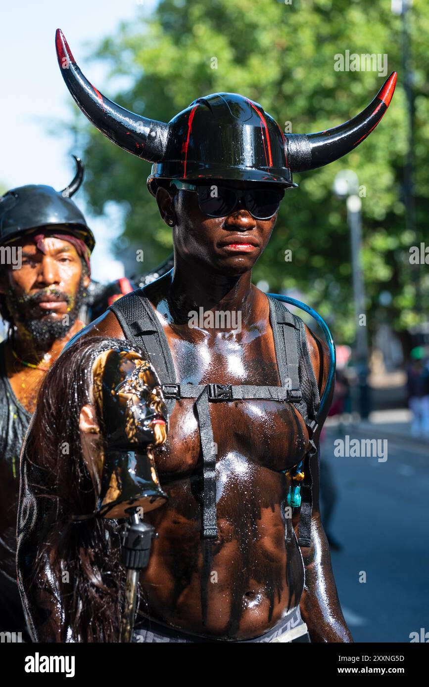 Londres, Royaume-Uni. 25 août 2024. Défilé, célébrations, danse et musique pour le premier jour du Carnaval de Notting Hill. Crédit : Andrea Domeniconi/Alamy News Banque D'Images