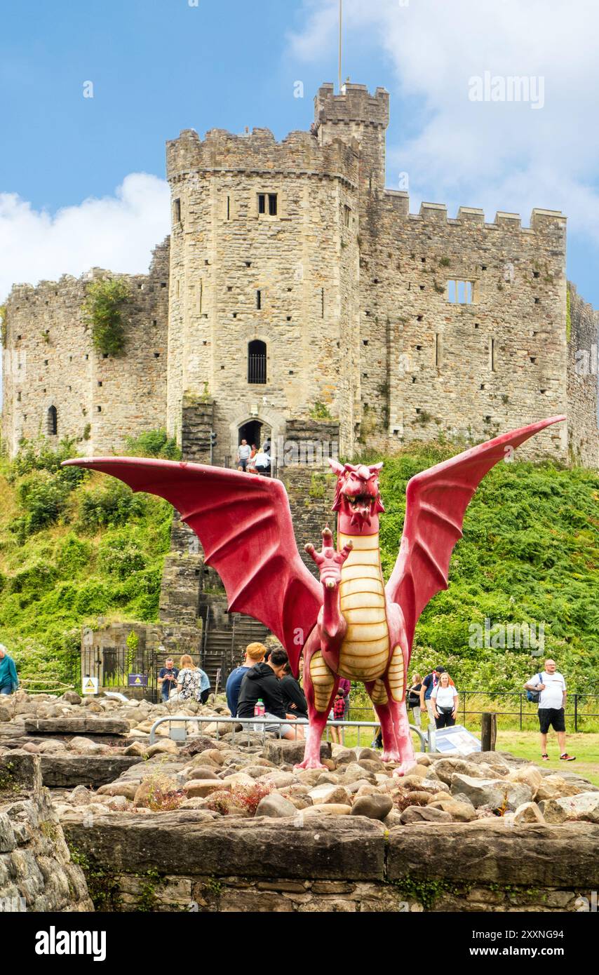 Modèle de dragon rouge dans le sol de Cardiff Castle Wale Banque D'Images