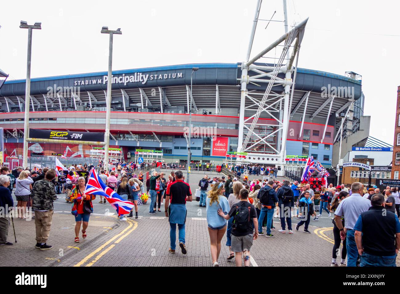 Les fans de sport se rassemblent pour un grand prix speedway au Principality Stadium de Cardiff, la capitale galloise Banque D'Images