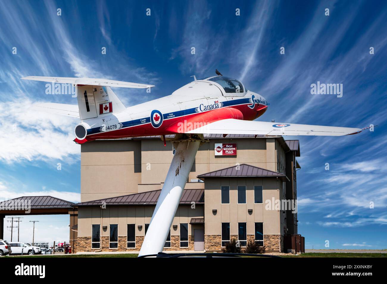 Moose Jaw Saskatchewan Canada, 19 juillet 2024 : avion de la Force aérienne FAC Snowbird utilisé pour des spectacles aériens exposé au centre d'information touristique. Banque D'Images