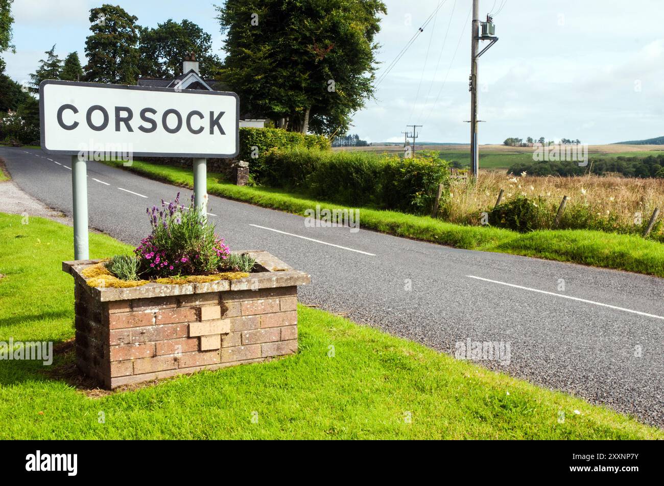 Placez un panneau de nom sur le côté de la route menant au village écossais de Corsock dans le Kirkcudbrightshire Dumfries et Galloway Écosse Royaume-Uni Banque D'Images