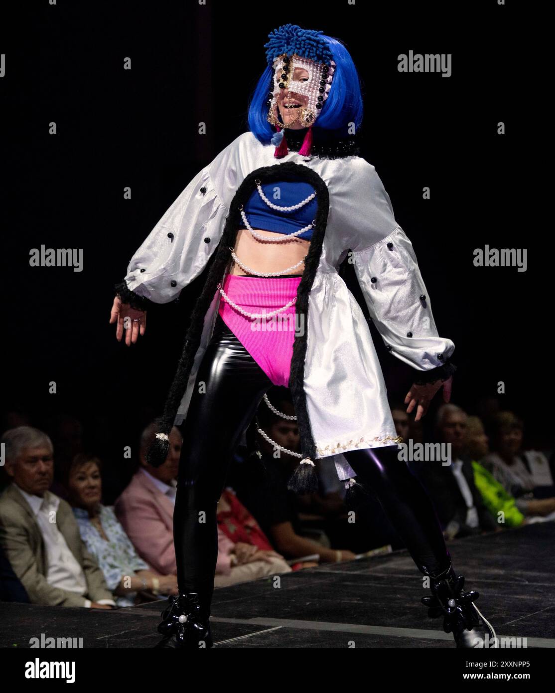 24 août 2024 - Dunedin, Floride, États-Unis - les mannequins marchent sur la piste pendant le Wearable Art 18 Fashion Show au Dunedin Fine Art Center. (Crédit image : © Brian Cahn/ZUMA Press Wire) USAGE ÉDITORIAL SEULEMENT! Non destiné à UN USAGE commercial ! Banque D'Images