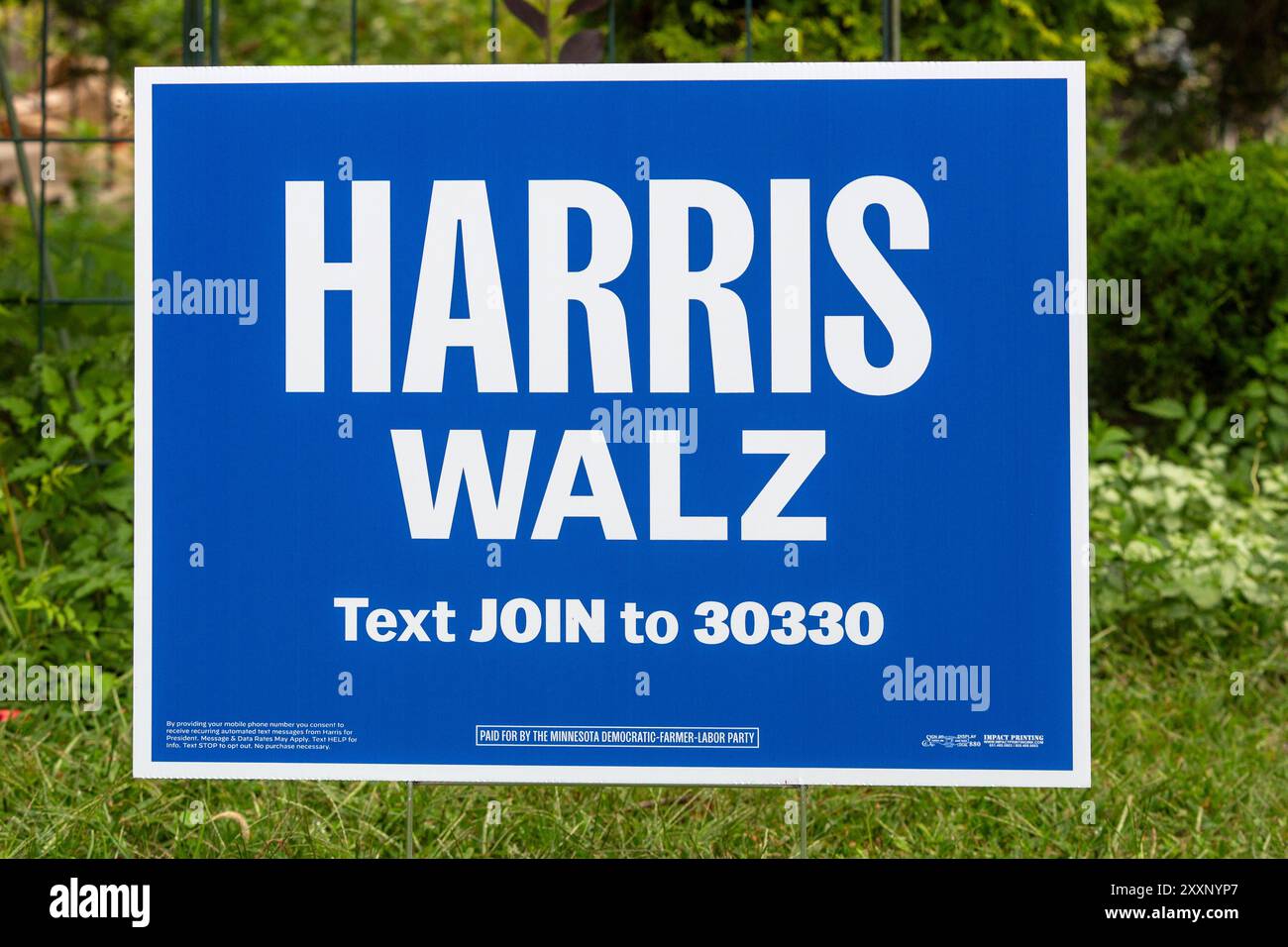 Signature de la cour des élections présidentielles américaines de 2024 pour le vice-président démocrate Kamala Harris et le gouverneur du Minnesota Tim Walz Banque D'Images