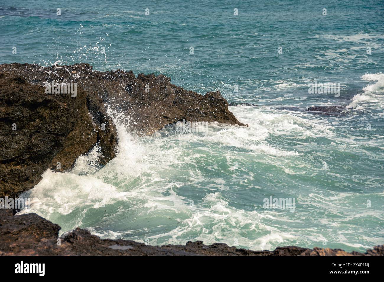 Vagues se briser contre les roches. Banque D'Images