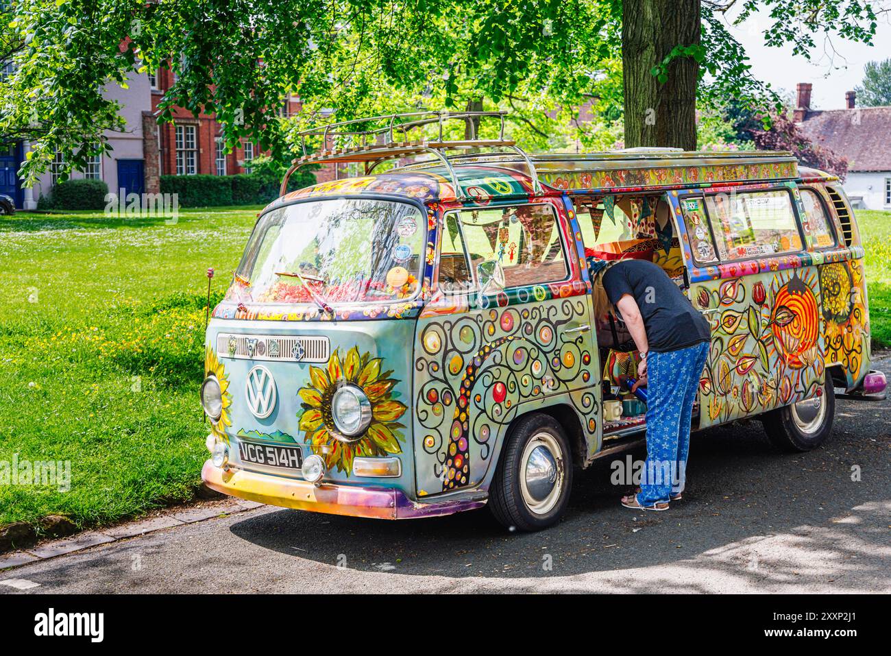 Fourgon de camping Volkswagen vintage peint de style hippie garé à College Green, Worcester, une ville cathédrale dans le Worcestershire, West Midlands, Angleterre Banque D'Images