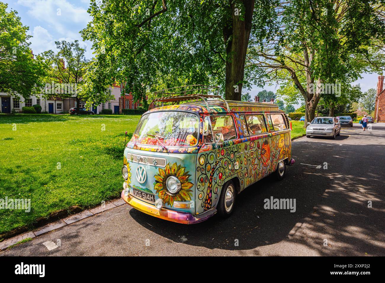 Fourgon de camping Volkswagen vintage peint de style hippie garé à College Green, Worcester, une ville cathédrale dans le Worcestershire, West Midlands, Angleterre Banque D'Images