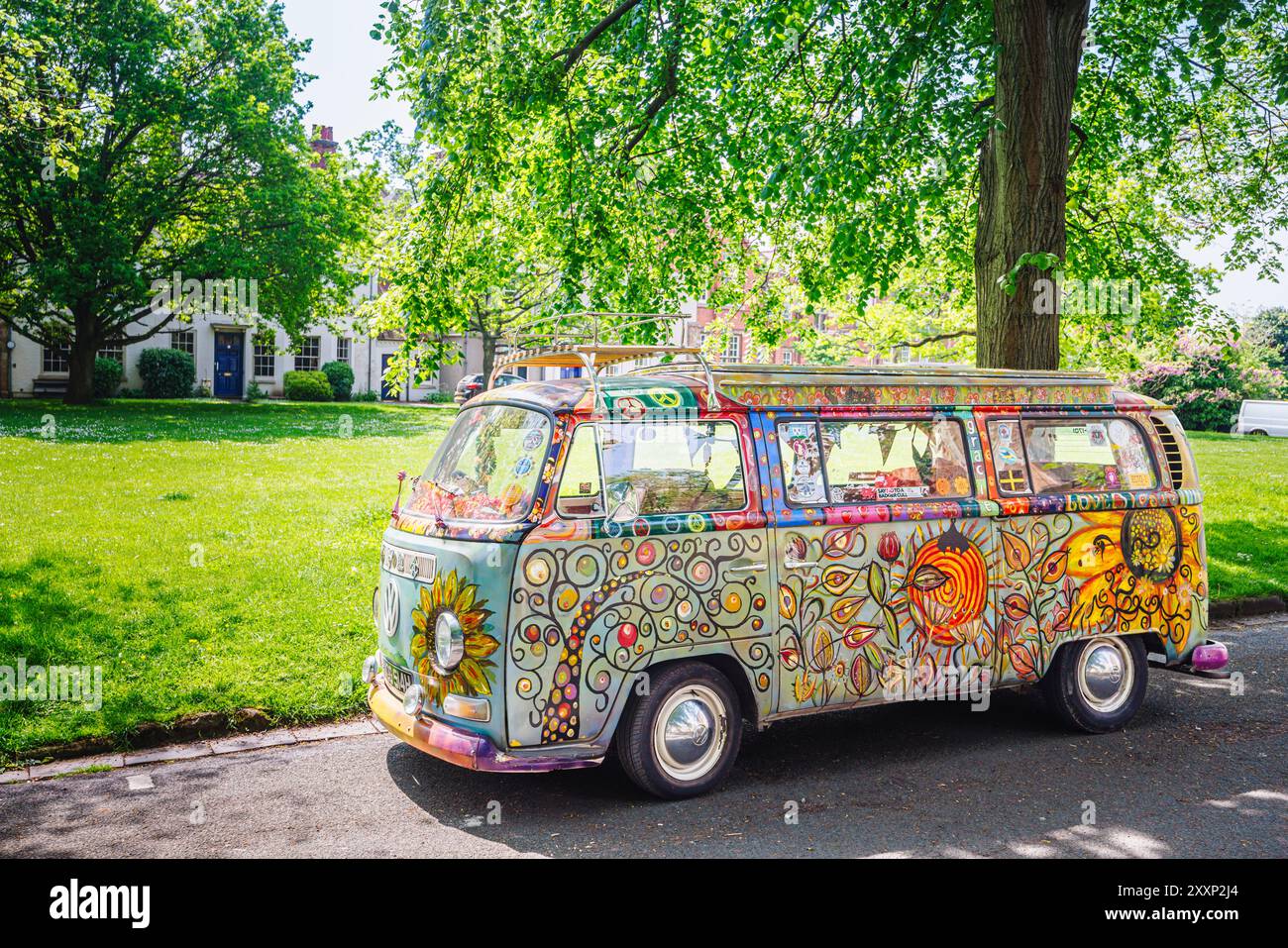 Fourgon de camping Volkswagen vintage peint de style hippie garé à College Green, Worcester, une ville cathédrale dans le Worcestershire, West Midlands, Angleterre Banque D'Images