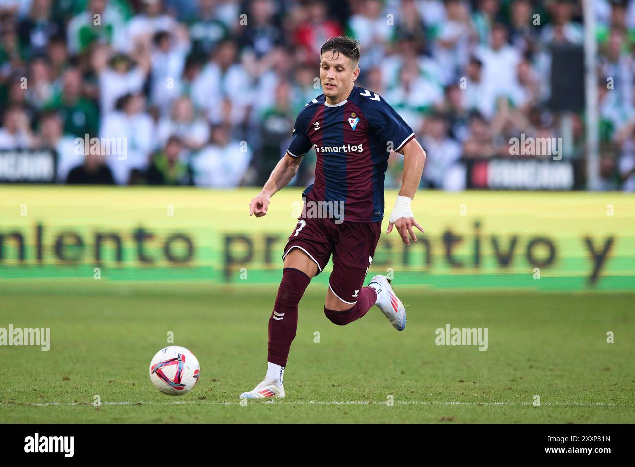 Jose Corpas du SD Eibar avec le ballon lors du match la Liga Hypermotion entre Real Racing Club et SD Eibar au stade El Sardinero le 23 août 2 Banque D'Images