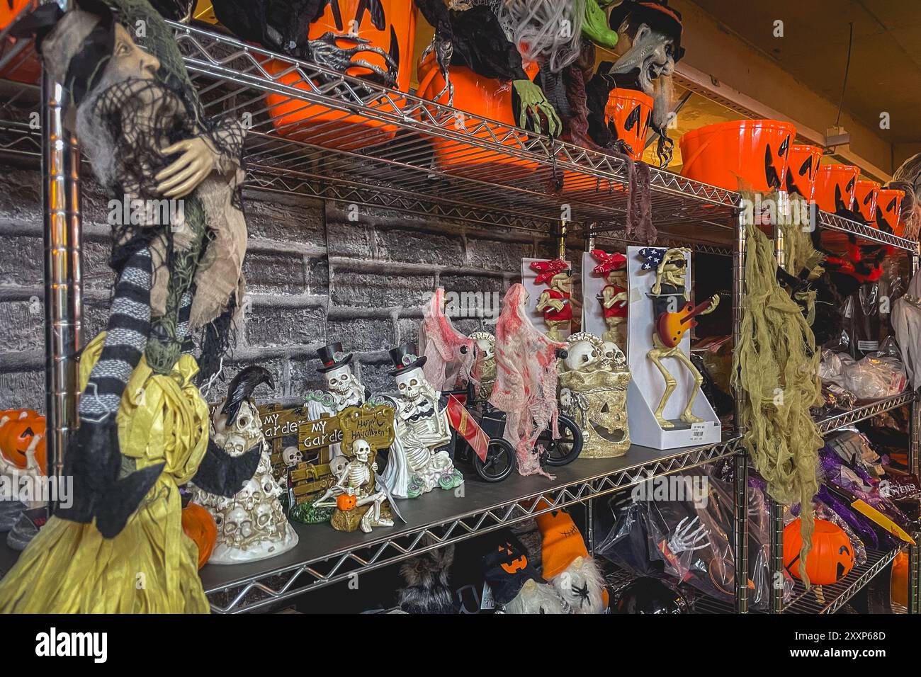 São Paulo Brésil, 26 août 2024. Vitrine avec décoration d'Halloween, dans un centre commercial à São Paulo. Banque D'Images