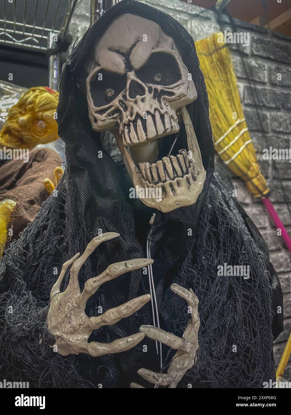 São Paulo Brésil, 26 août 2024. Vitrine avec décoration d'Halloween, dans un centre commercial à São Paulo. Banque D'Images