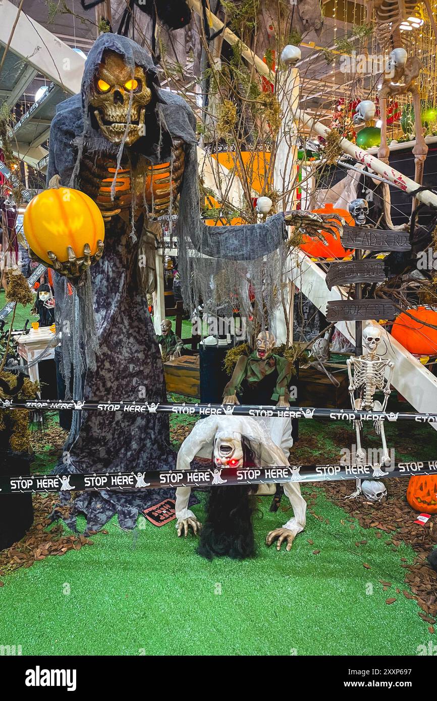 São Paulo Brésil, 26 août 2024. Vitrine avec décoration d'Halloween, dans un centre commercial à São Paulo. Banque D'Images