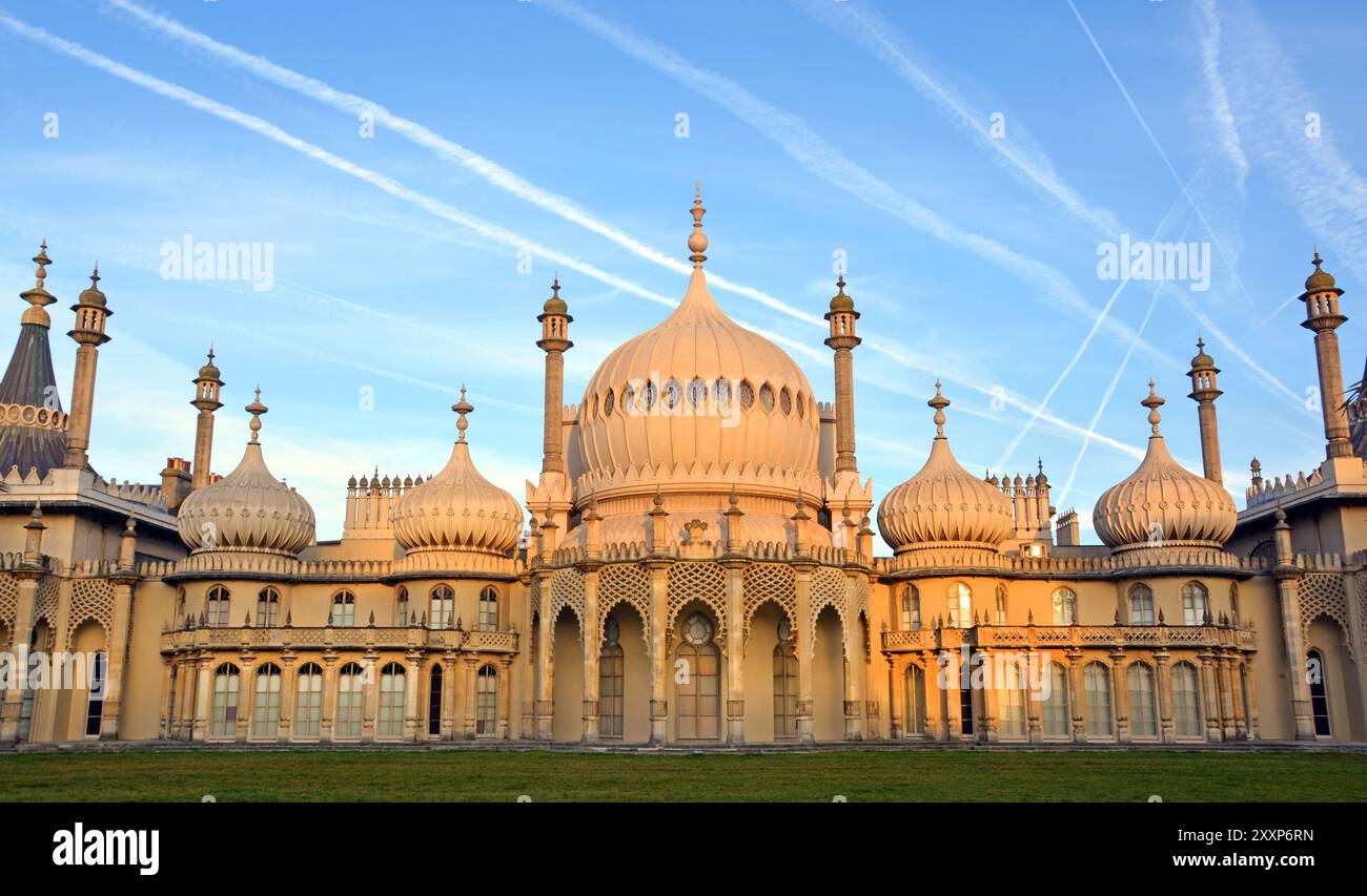 Brighton, Royaume-Uni - 28 septembre 2014 : soleil du matin sur l'historique Royal Pavilion de Brighton. Banque D'Images