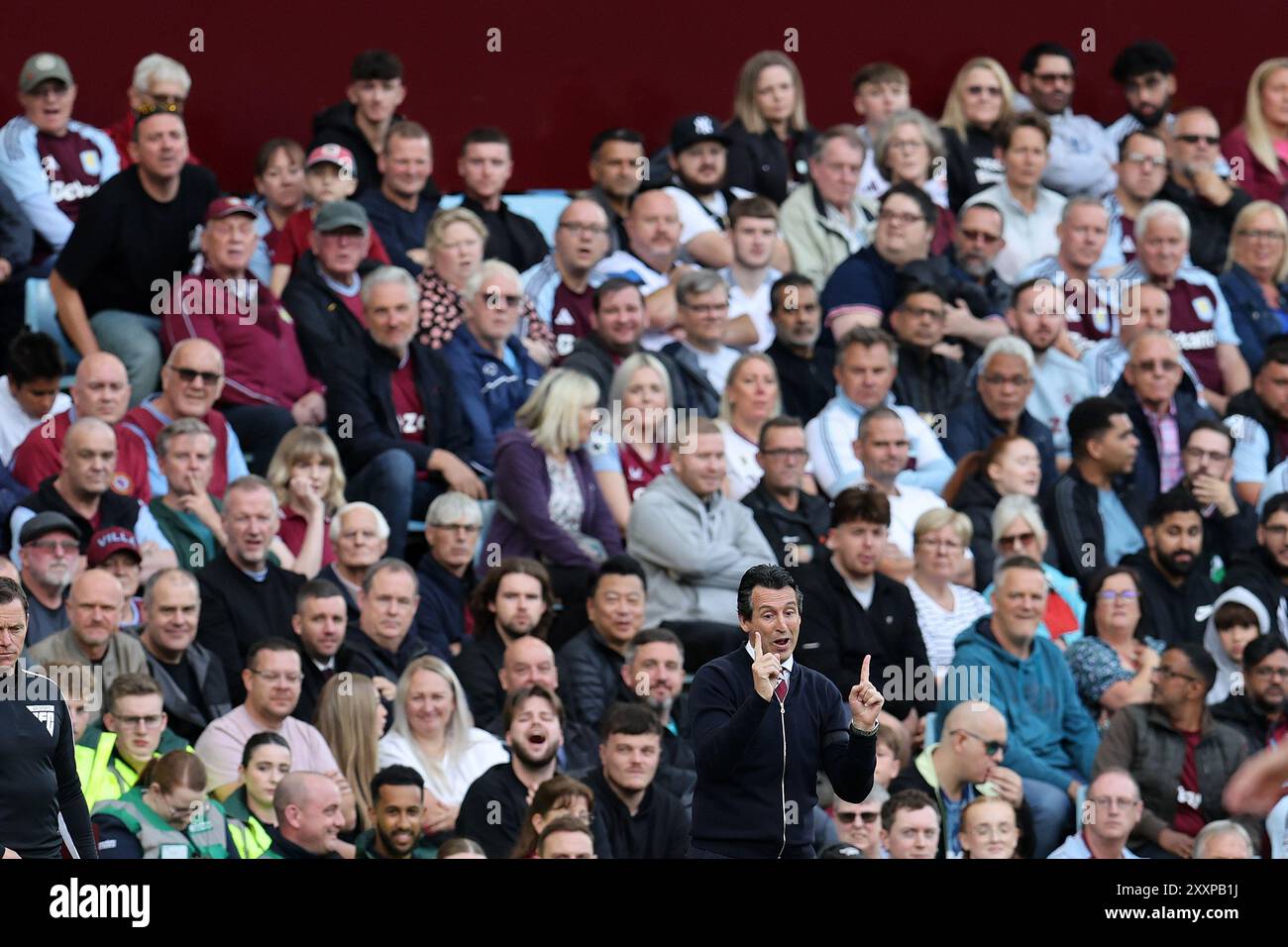 Birmingham, Royaume-Uni. 24 août 2024. Unai Emery, le manager d'Aston Villa regarde de son domaine technique comme les fans d'Aston Villa regardent. Premier League match, Aston Villa v Arsenal à Villa Park à Birmingham le samedi 24 août 2024 cette image ne peut être utilisée qu'à des fins éditoriales. Usage éditorial exclusif, photo par Andrew Orchard/Andrew Orchard photographie sportive/Alamy Live News crédit : Andrew Orchard photographie sportive/Alamy Live News Banque D'Images