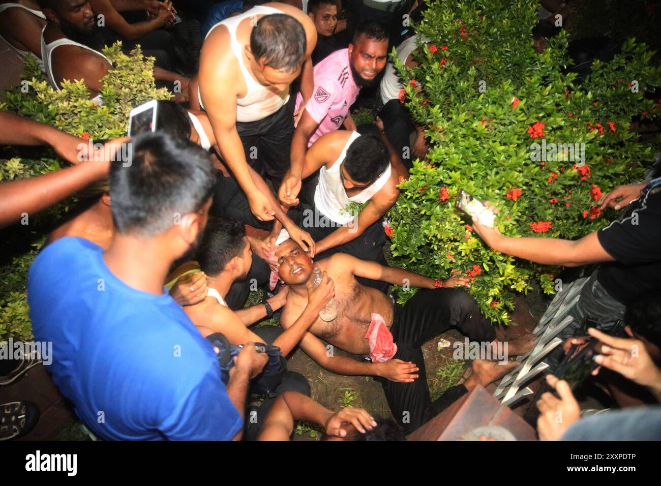 Dhaka, Bangladesh. 25 août 2024. Au moins 40 personnes ont été blessées lors d'un affrontement entre des membres de l'Ansar et des étudiants près du secrétariat. (Crédit image : © Habibur Rahman/ZUMA Press Wire) USAGE ÉDITORIAL SEULEMENT! Non destiné à UN USAGE commercial ! Banque D'Images