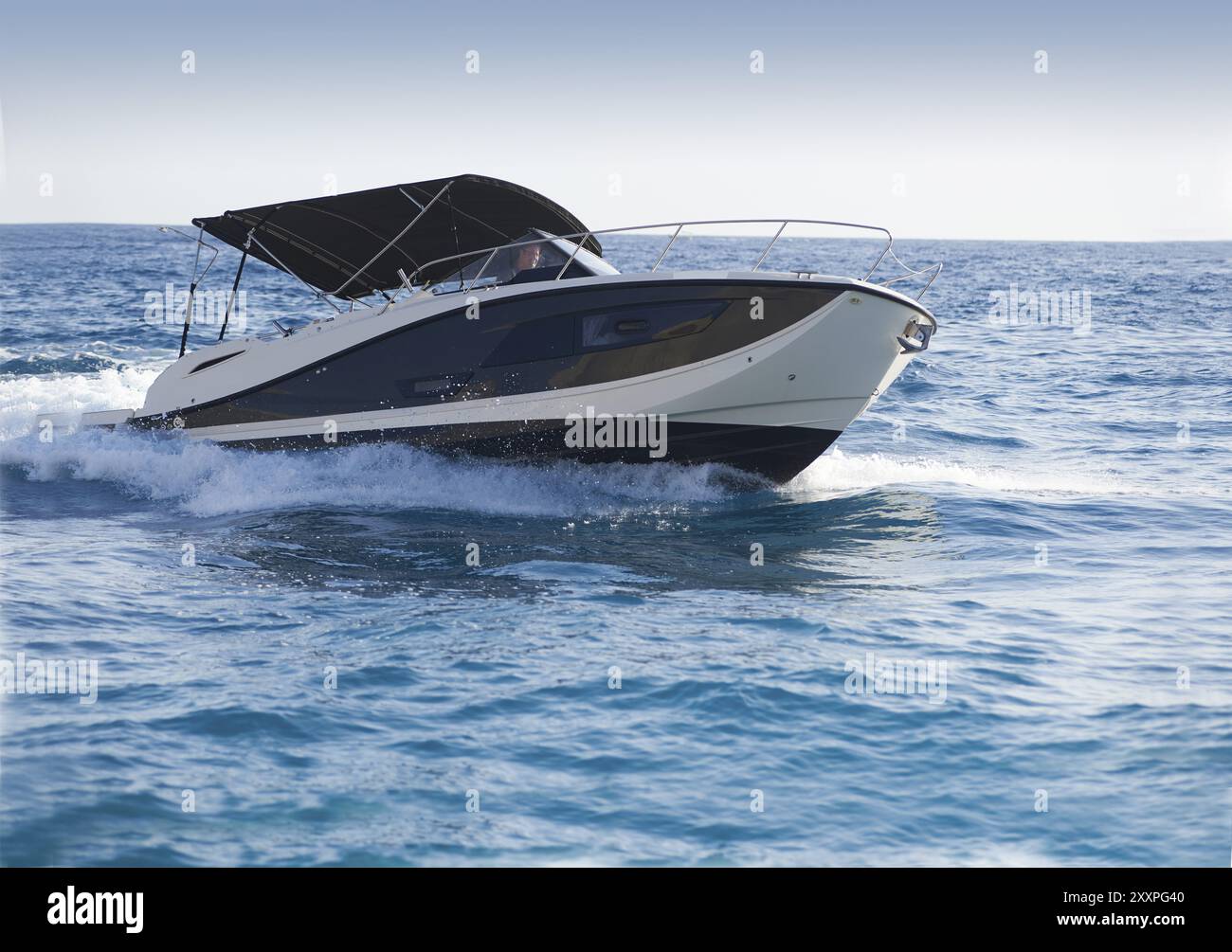 Espagne, Majorque, Îles Baléares, region Calvia, Santa Ponca, port Adriano, yacht à moteur, sur la mer, à pleine vitesse, batelier, homme, m58, en conduisant, Banque D'Images