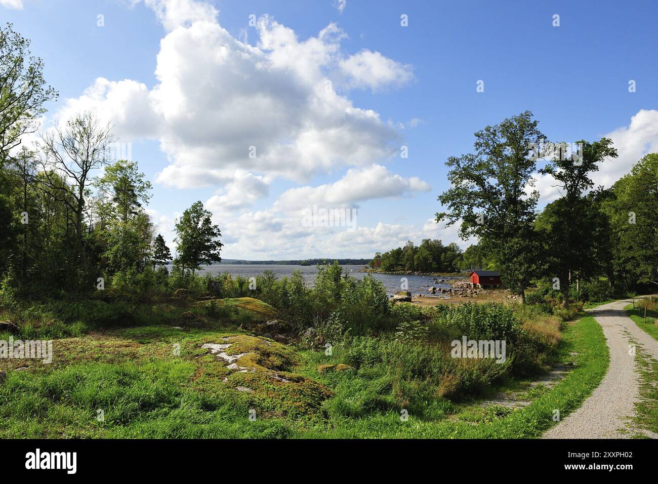 Voir à Schweden im Herbst. Lac avec un hangar à bateaux en suède en automne Banque D'Images