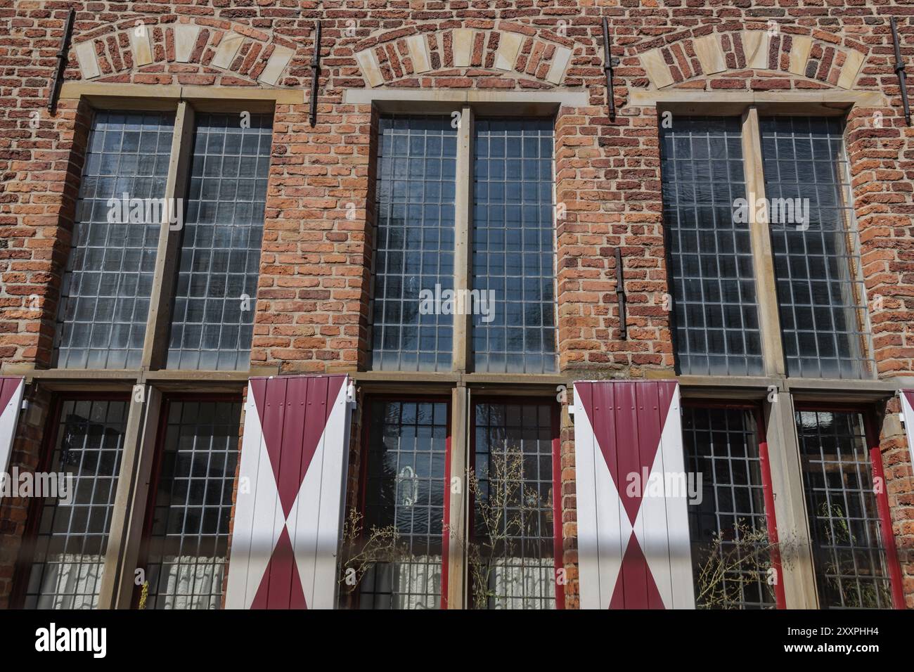 Maison mitoyenne avec façade en briques, grandes fenêtres à meneaux et volets rouges et blancs, Xanten, Bas-Rhin, Rhénanie du Nord-Westphalie, Allemagne, Europe Banque D'Images