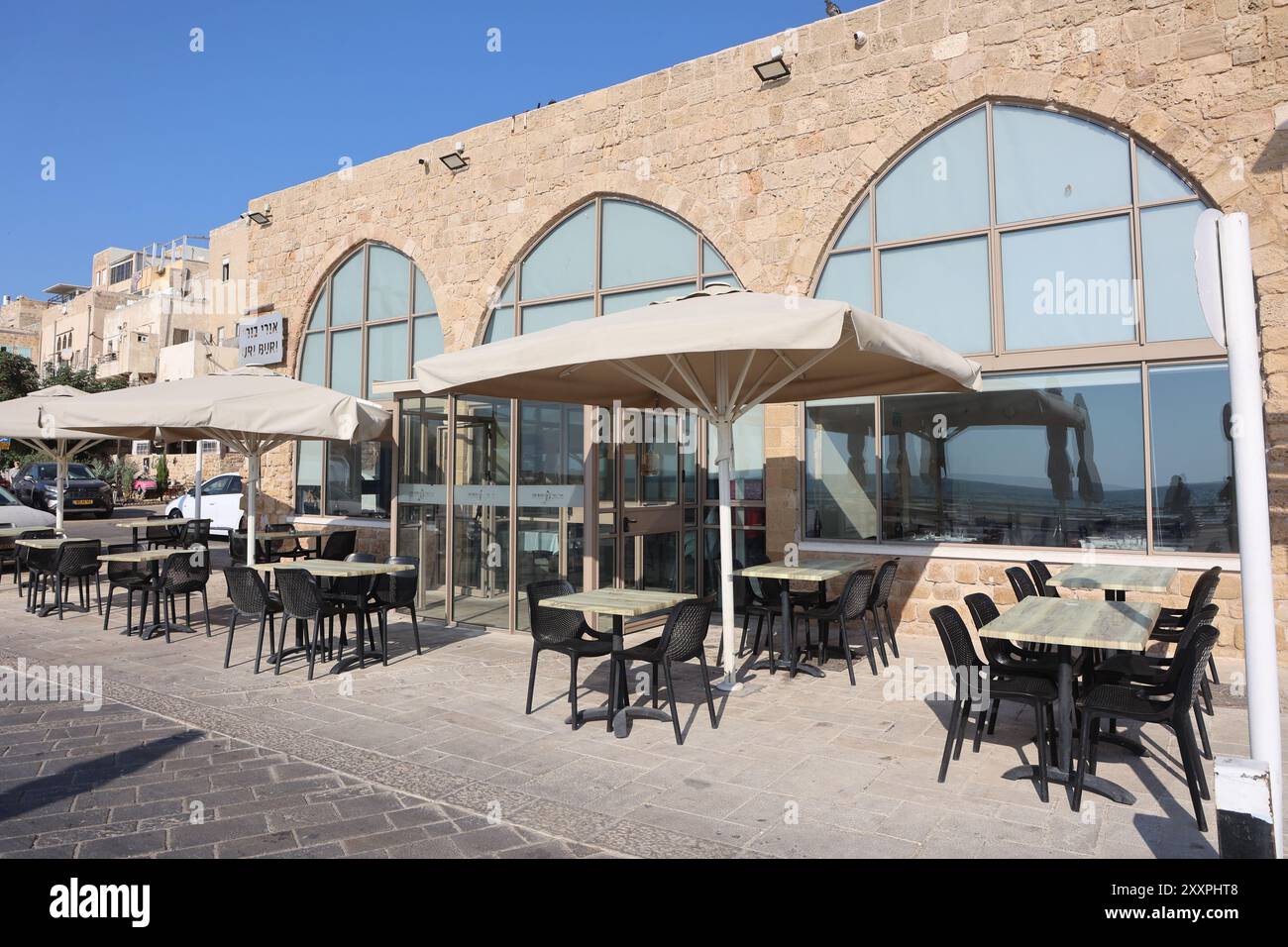 (240826) -- TEL AVIV, 26 août 2024 (Xinhua) -- les tables vides d'un restaurant sont photographiées le long du bord de mer de la ville israélienne d'Acre, dans le nord du pays, le 25 août 2024. Les forces israéliennes et du Hezbollah se sont livrées à de vastes échanges de tirs tôt dimanche matin le long de la frontière israélo-libanaise, marquant une escalade significative dans leur conflit de longue date. Le Hezbollah a affirmé qu'il avait lancé des centaines de missiles sur Israël en représailles au meurtre de son commandant, Fouad Shokor, lors d'une frappe aérienne israélienne sur Beyrouth le mois dernier. En réponse, Israël a signalé avoir mené de nombreuses frappes aériennes préventives Banque D'Images