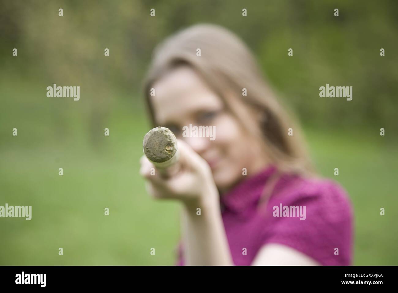 Entraînement de femme dans le parc Banque D'Images