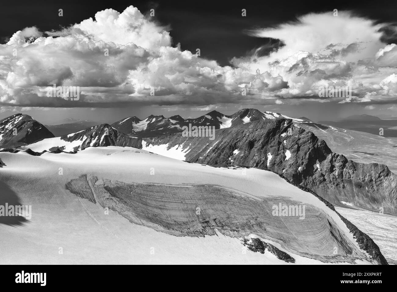 Vue sur le glacier Suottasj à NIAC, Suottasjtjahkka et le massif Akka, le parc national de Sarek, le patrimoine mondial de Laponie, Norrbotten, Laponie, Suède Banque D'Images