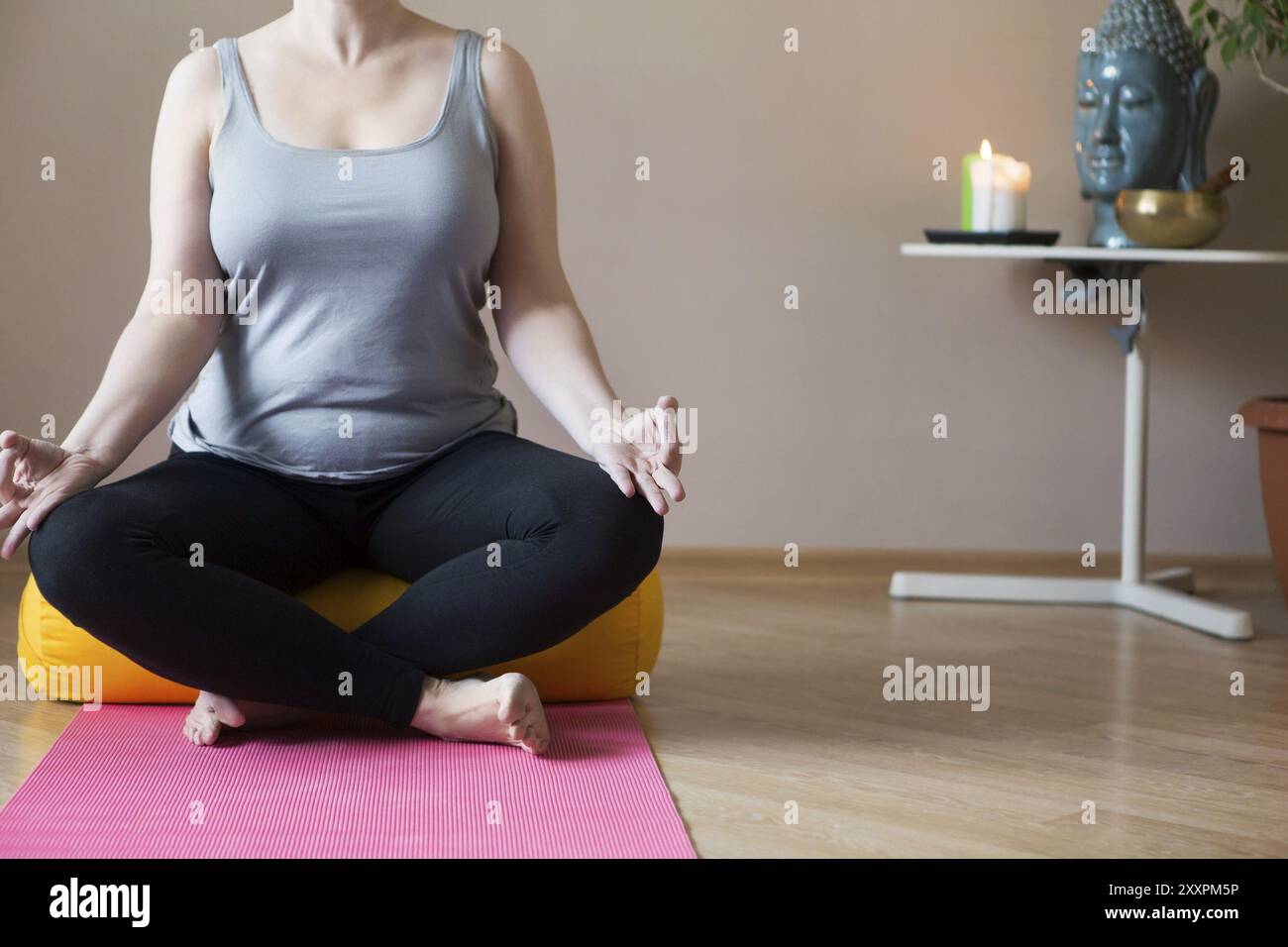 D'âge moyen ou mature woman doing yoga indoors Banque D'Images