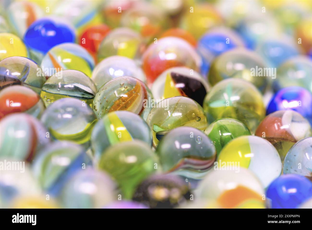 Beaucoup de billes de verre colorées format-remplissage avec des zones floues comme arrière-plan Banque D'Images