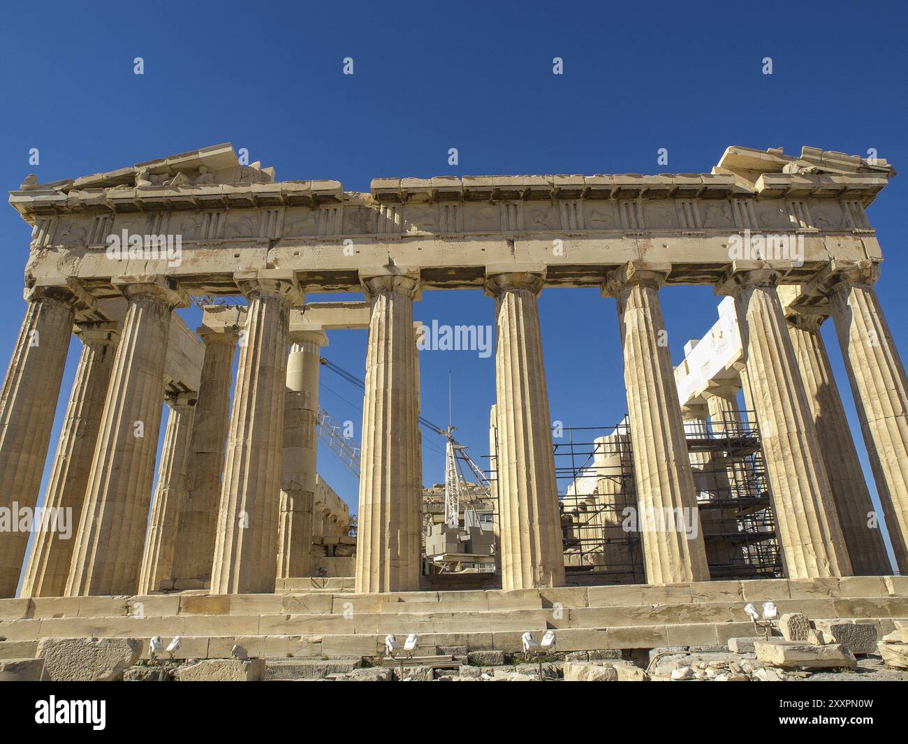 Ruines historiques du Parthénon avec d'anciennes colonnes et rénovations sous un ciel clair, athènes, grèce Banque D'Images