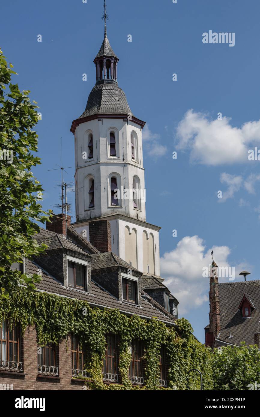 Tour d'église avec clocher et bâtiment couvert de lierre devant lui, sous un ciel bleu, Xanten, Bas-Rhin, Rhénanie du Nord-Westphalie, Allemagne, Europe Banque D'Images