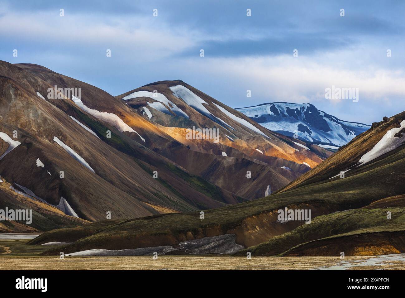 Montagnes et collines avec des taches de neige à Landmannalaugar, Islande, Europe Banque D'Images