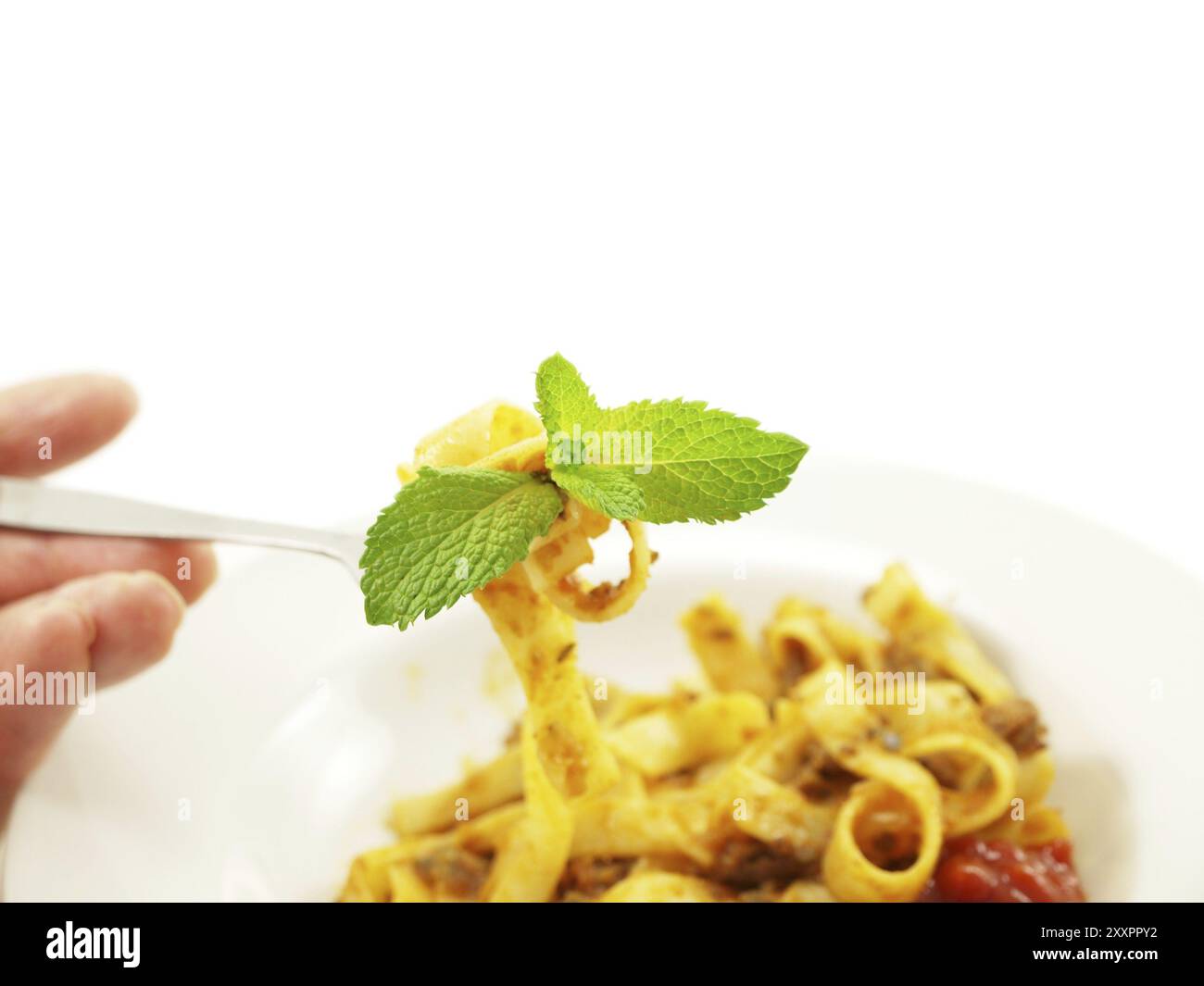 Pâtes avec sauce à la viande sur fond blanc Banque D'Images