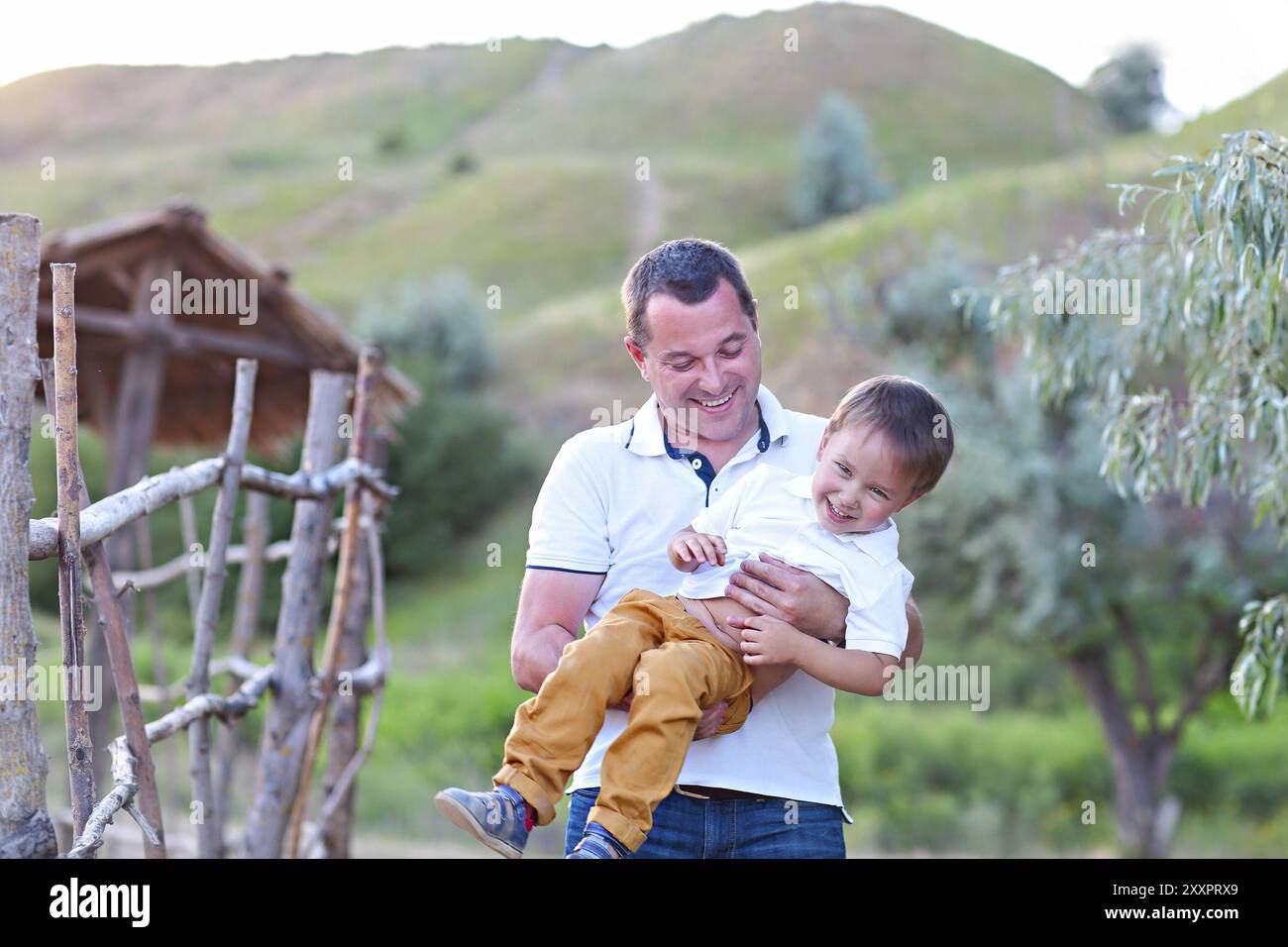Père et fils jouer ensemble à la journée d'été Banque D'Images