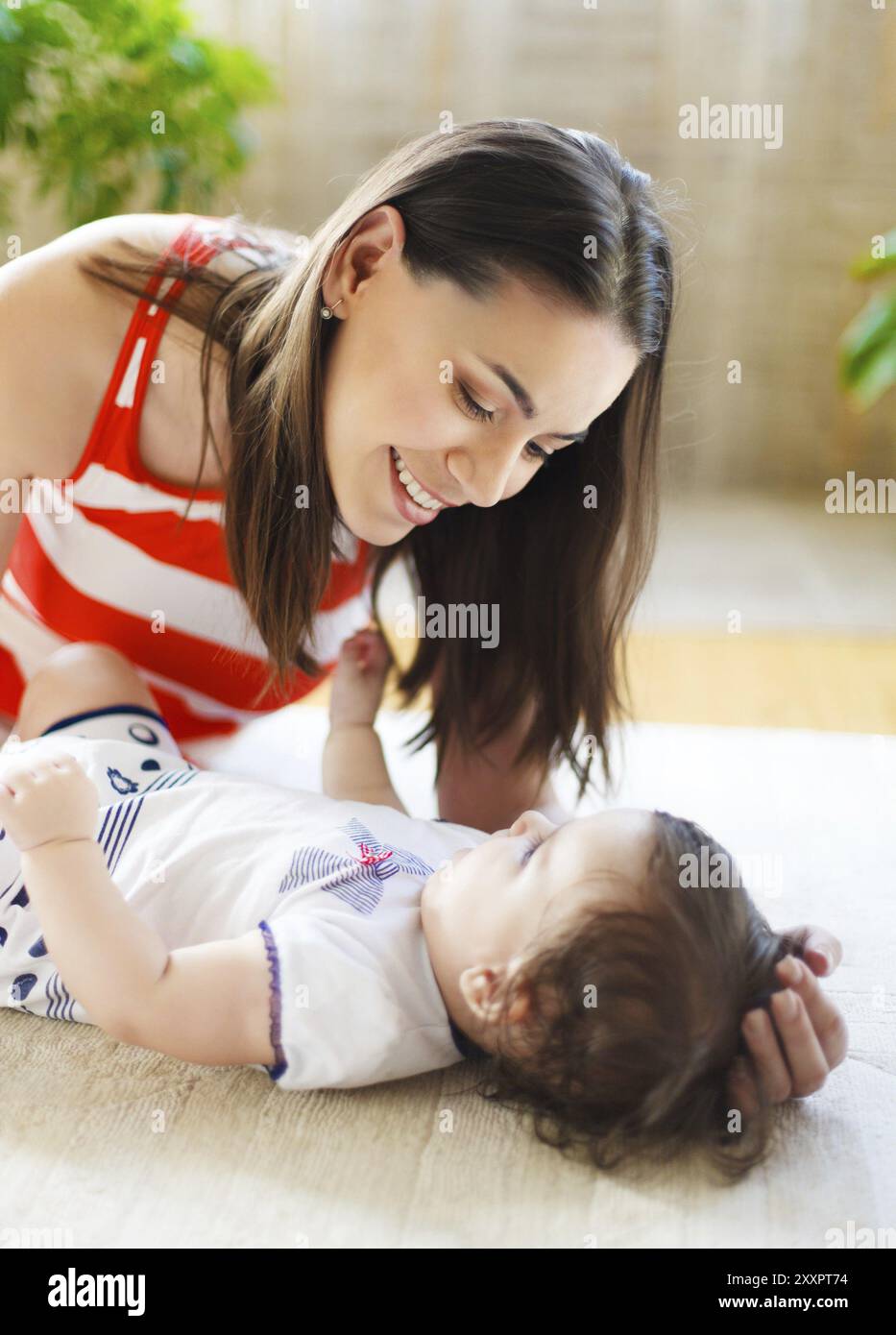 Happy smiling mother avec huit mois d'intérieur bébé fille Banque D'Images