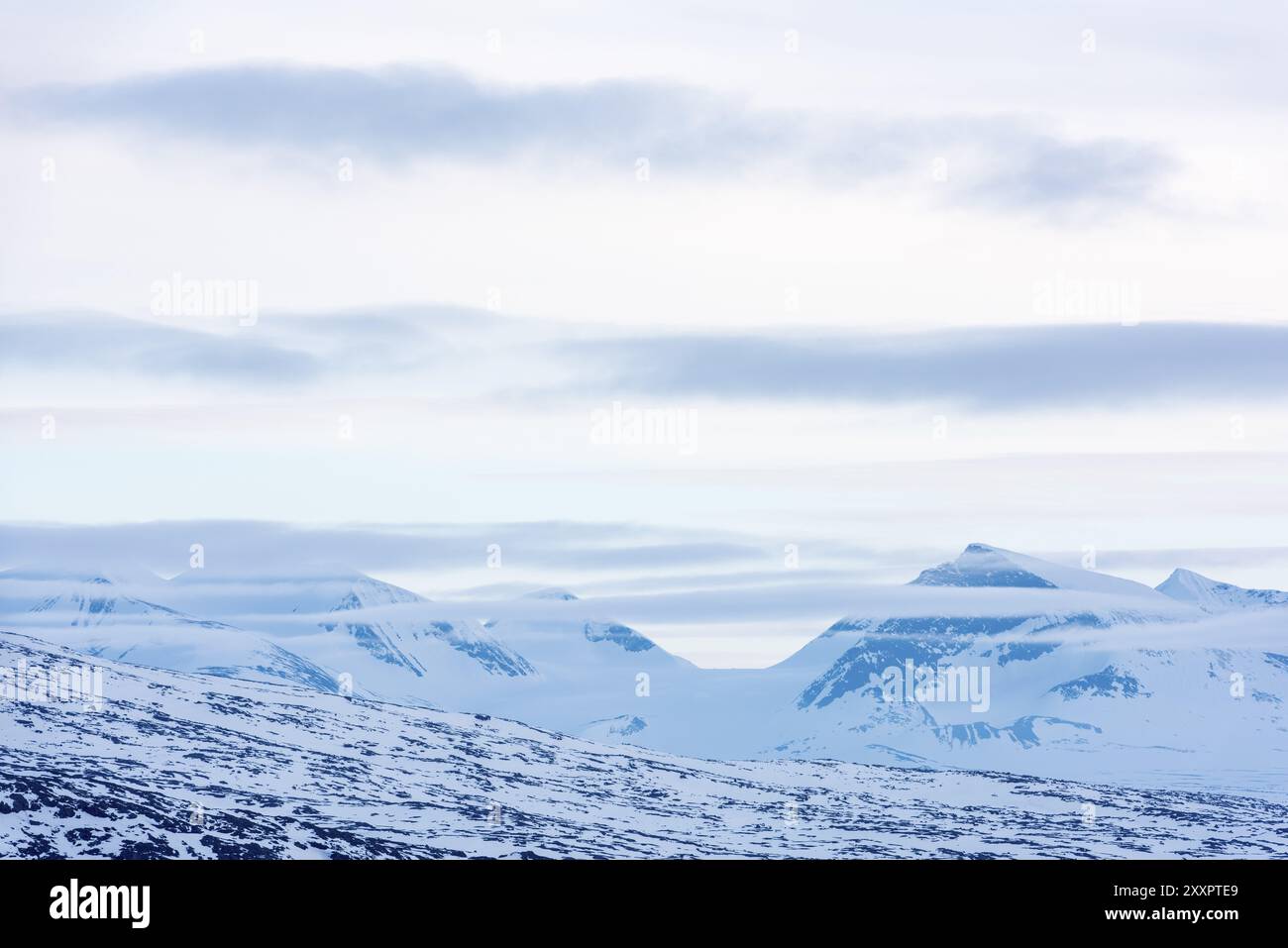 Vue des sommets du parc national de Sarek, site du patrimoine mondial de Laponie, Norrbotten, Laponie, Suède, mai 2017, Europe Banque D'Images