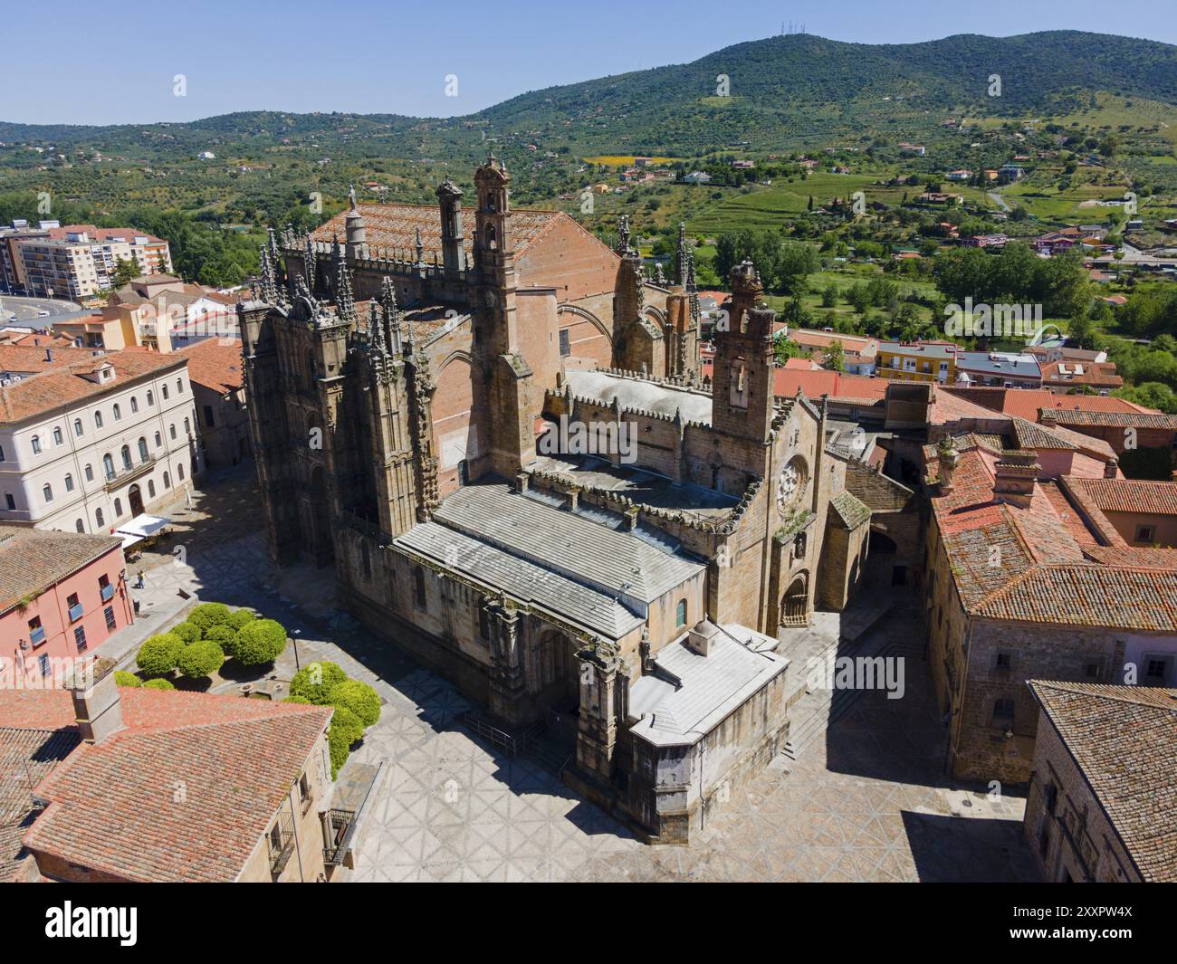 Cathédrale gothique dans le centre d'une ville historique, entouré de collines et de campagne verdoyante, avec des tours impressionnantes, vue aérienne, roman et tardif Banque D'Images