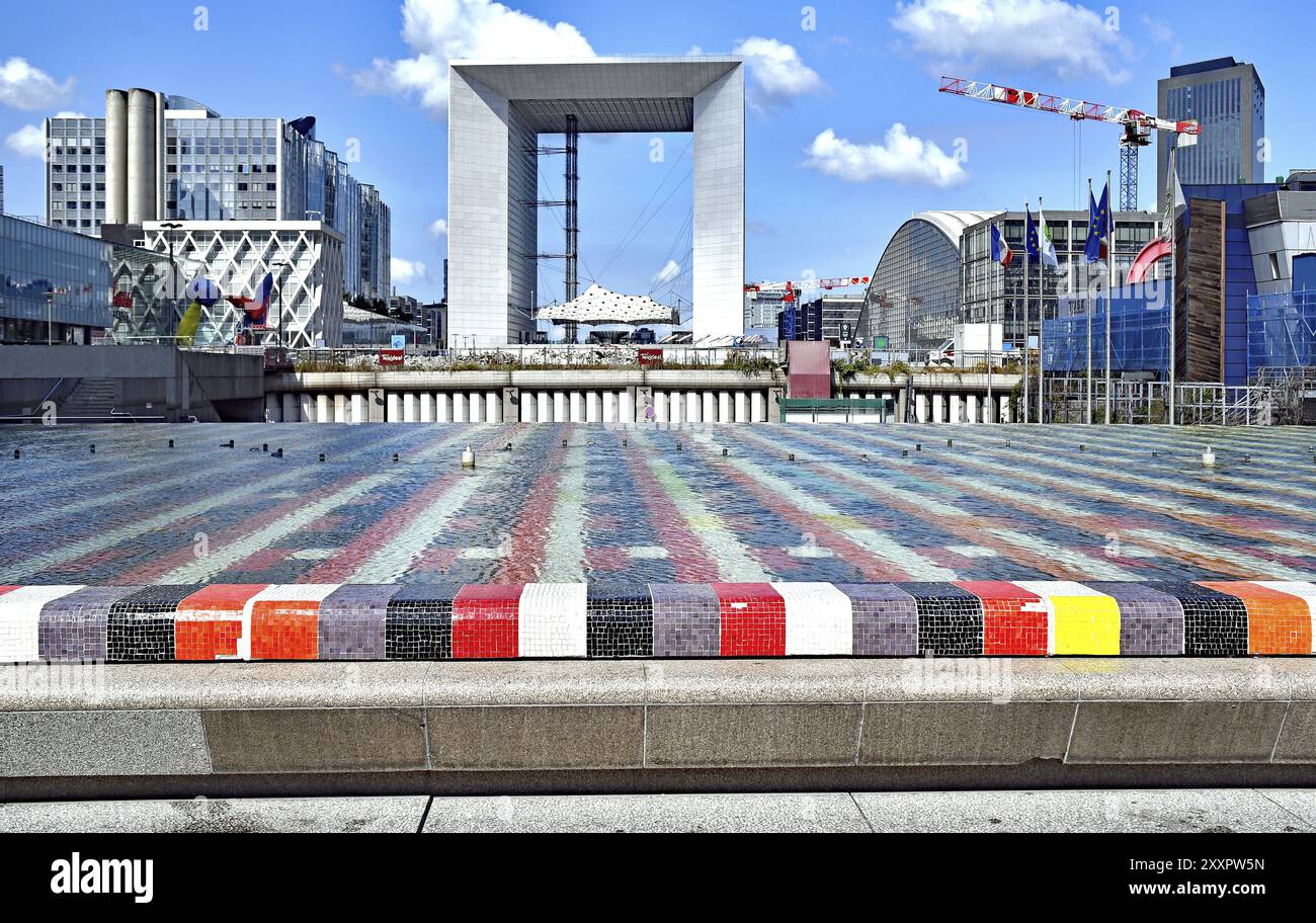 Fontaine monumentale et la Grande Arche, l' Esplanade de la Défense Banque D'Images