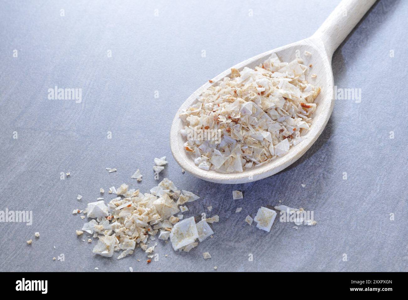 Sel pyramidal avec une cuillère en bois Banque D'Images
