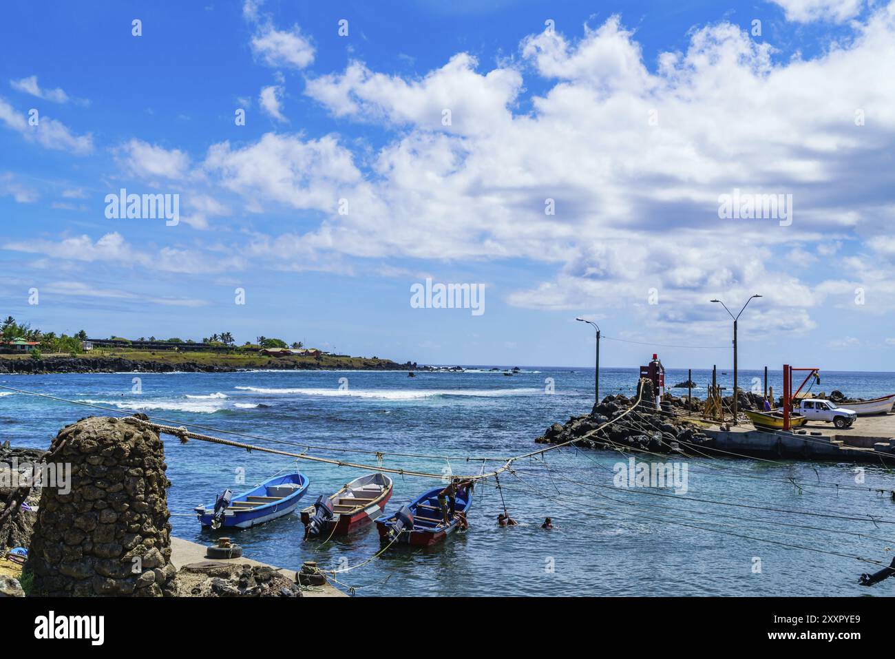 Bateaux de pêche à l'île de Pâques dans l'océan Pacifique Sud, Chili, Amérique du Sud Banque D'Images