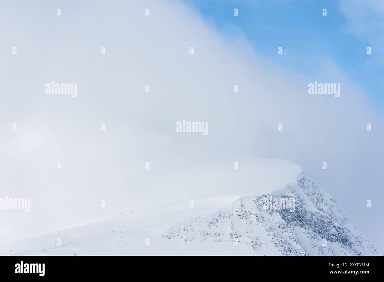 Trois skieurs remontant la montagne Tjaektjatjokka dans la vallée de Stuor Reaiddavaggi, Kebnekaisefjaell, Norrbotten, Laponie, Suède, mars 2013, E Banque D'Images