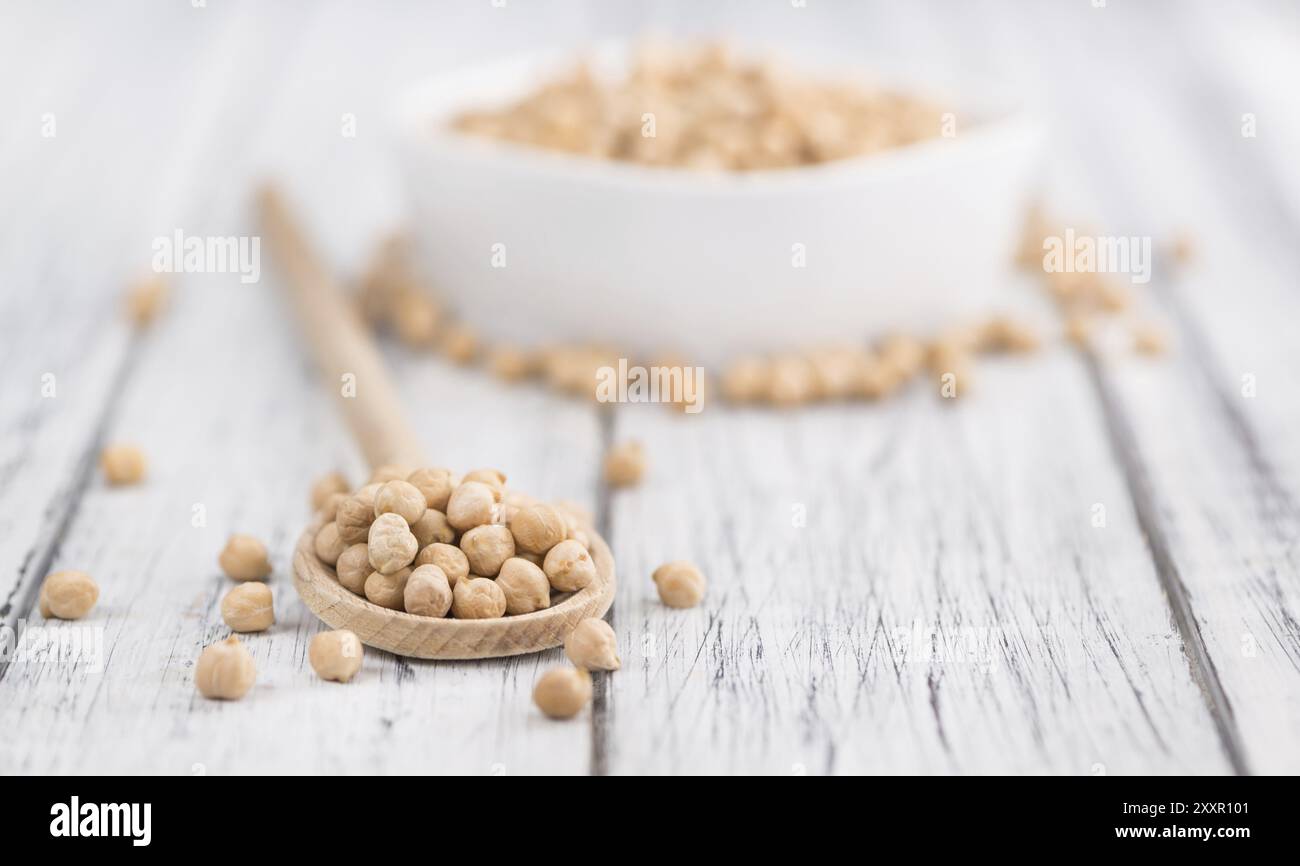 Pois chiches sur une vieille table en bois en gros plan détaillé, mise au point sélective Banque D'Images