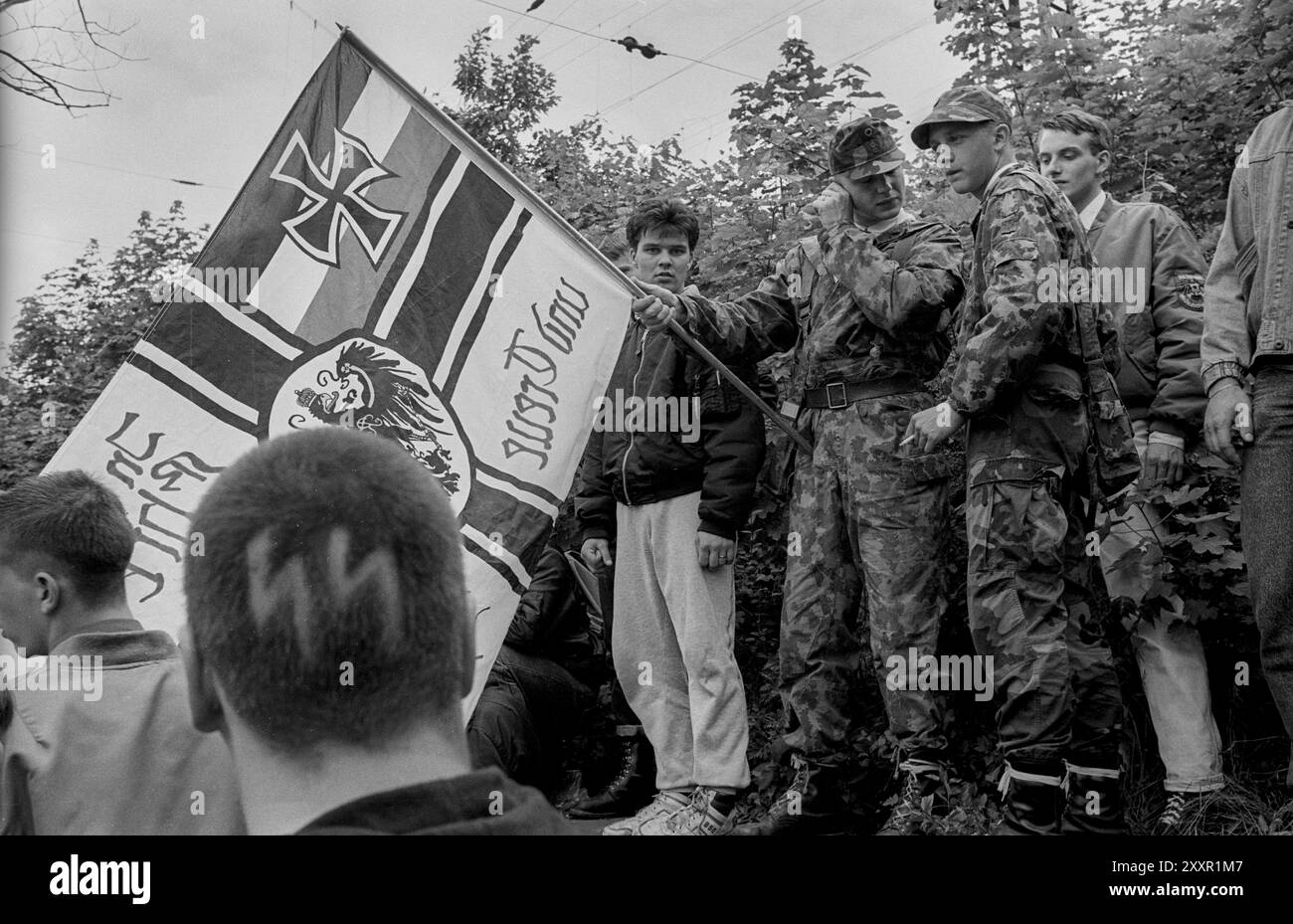 Allemagne, Dresde, 15 juin 1991, cortège funèbre pour le néo-nazi Rainer Sonntag, abattu par des proxénètes, camarades de Halle, coupe de cheveux : SS Runes, Europe Banque D'Images