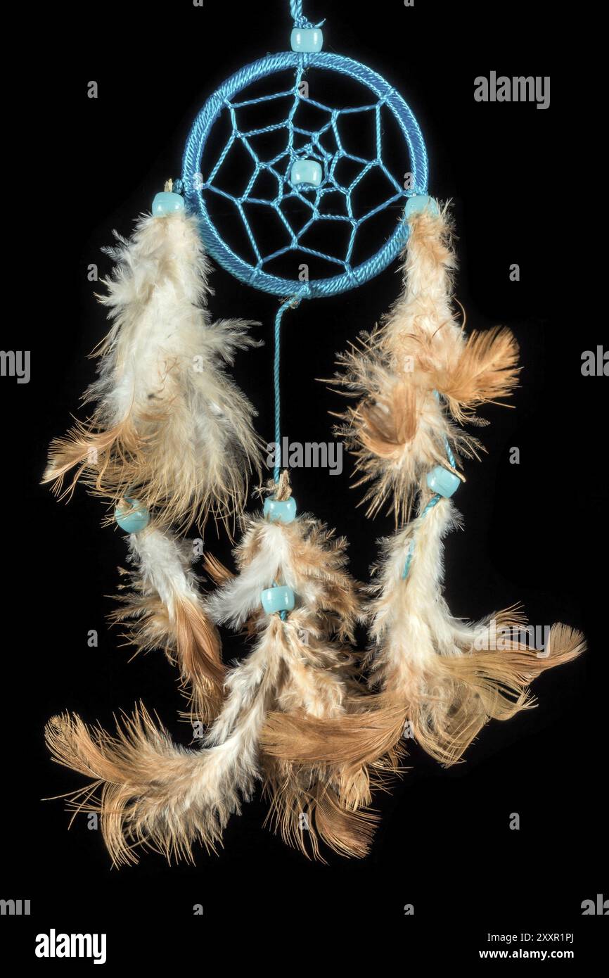 Dreamcatcher perlé avec des plumes colorées et des perles sur un fond noir Banque D'Images