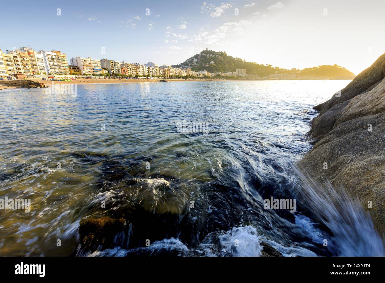 La ville de Blanes et de la plage de Sa Palomera rock à matin en Espagne Banque D'Images