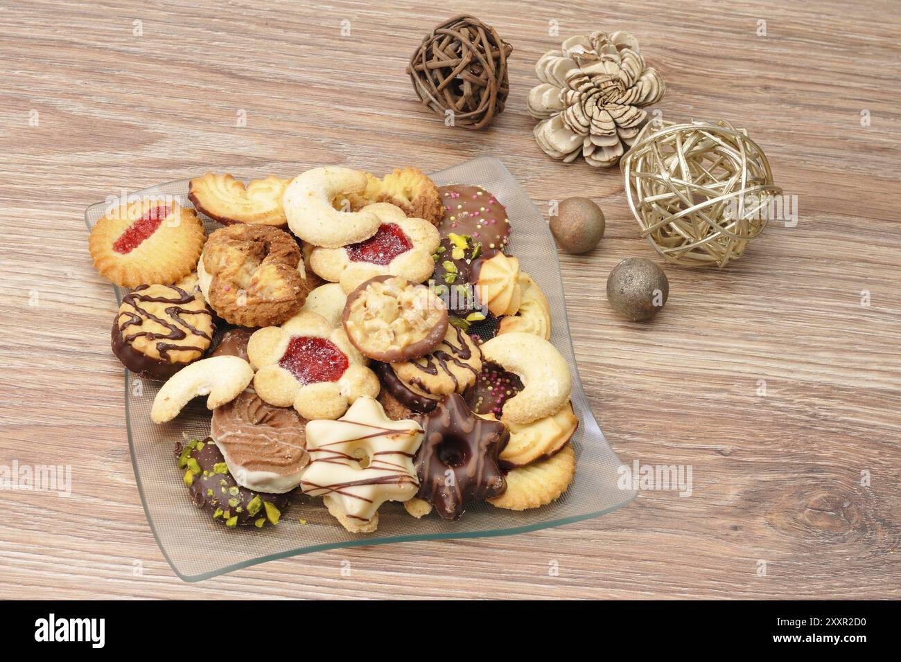 Biscuits de Noël avec décoration. Biscuits de Noël avec décoration sur une table en bois Banque D'Images