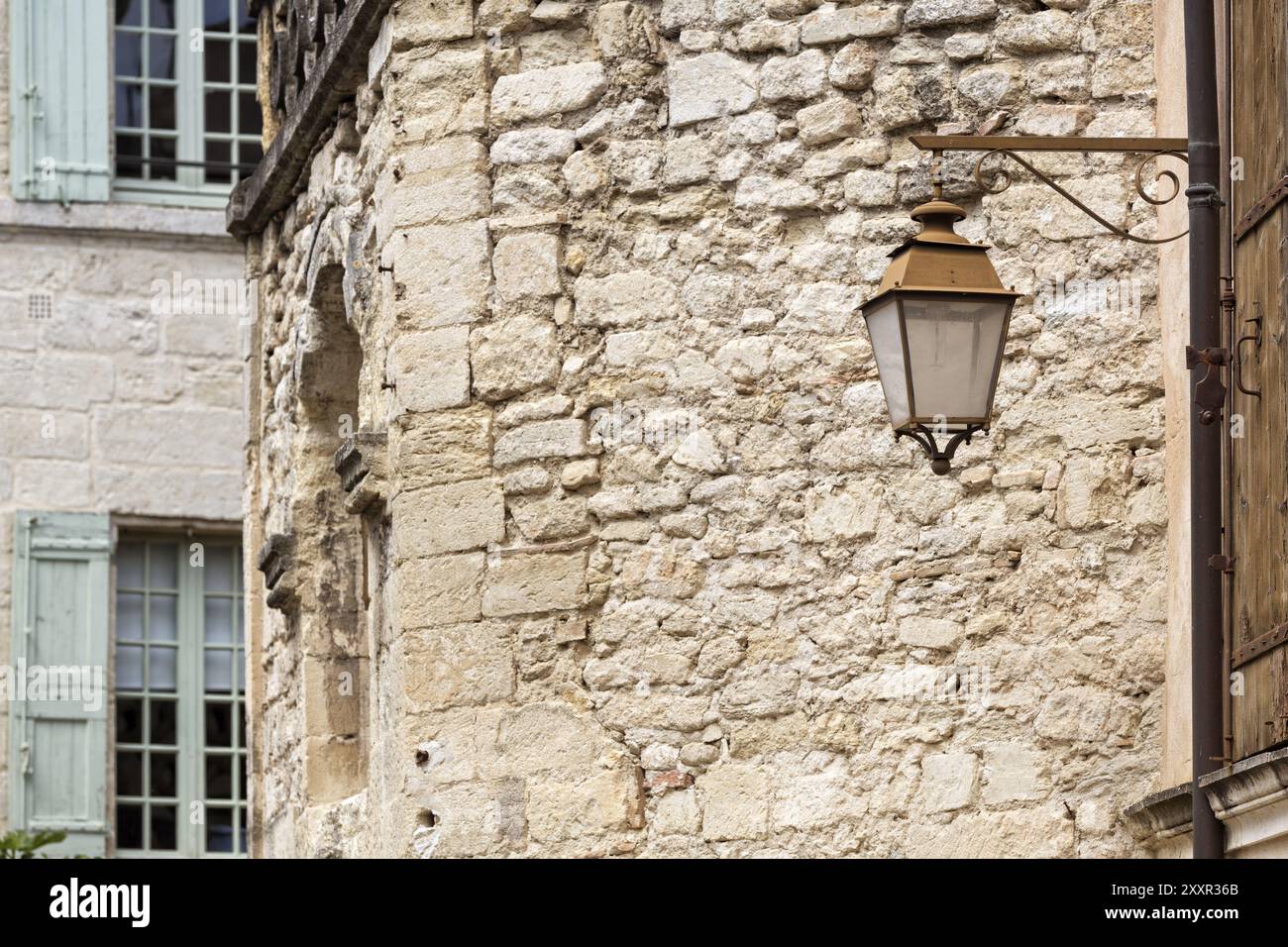 Façade de maison à lanterne dans la petite ville d'Uzès, dans le sud de la France Banque D'Images