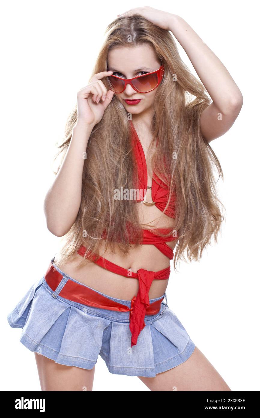 Femme dans une robe rouge avec les lunettes sur un fond blanc Banque D'Images