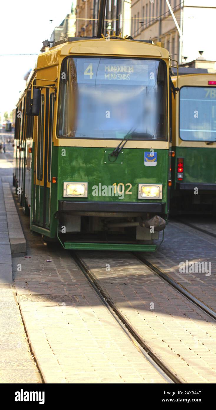 Tramway vert dans la capitale de la Finlande, Helsinki Banque D'Images