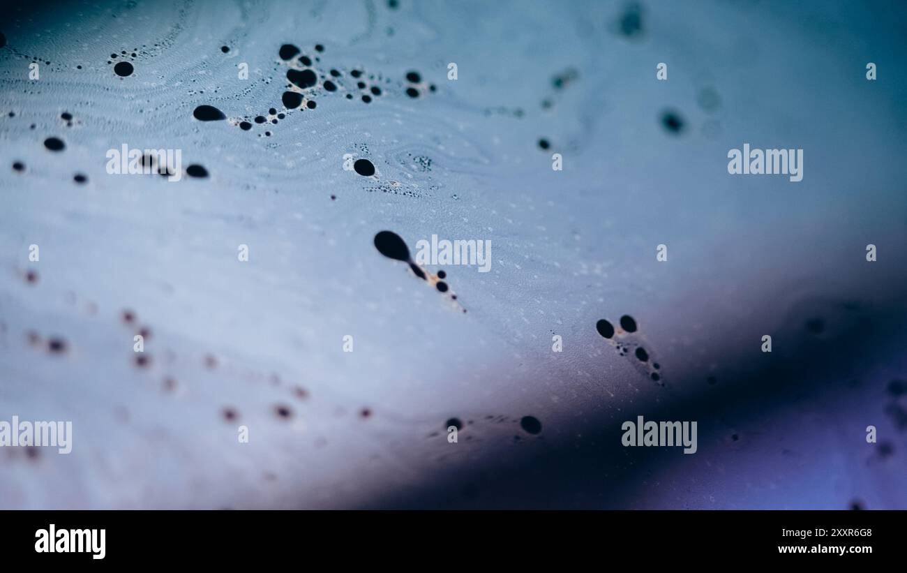 Flou du flux de mousse. Liquide bulle. Flou flou bleu violet couleur Fizzy texture fluide vague de mélange sur fond d'art abstrait d'évasement de lumière noire sombre. Banque D'Images