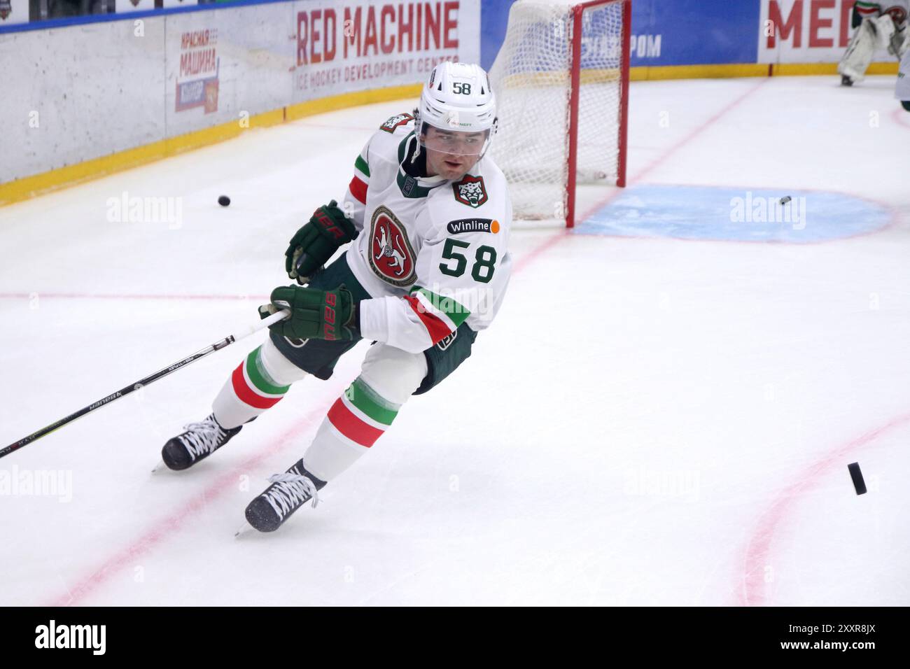 Saint-Pétersbourg, Russie. 25 août 2024. Joueur du club de hockey AK bars, Mitchell Miller (58) vu en action lors du tournoi de hockey nommé d'après N. G. Puchkov 2024 entre SKA Saint Petersburg et Ak bars Kazan au Palais des sports de glace. (Score final ; SKA Saint Petersburg 4:3 Ak bars Kazan) (photo de Maksim Konstantinov/SOPA images/SIPA USA) crédit : SIPA USA/Alamy Live News Banque D'Images