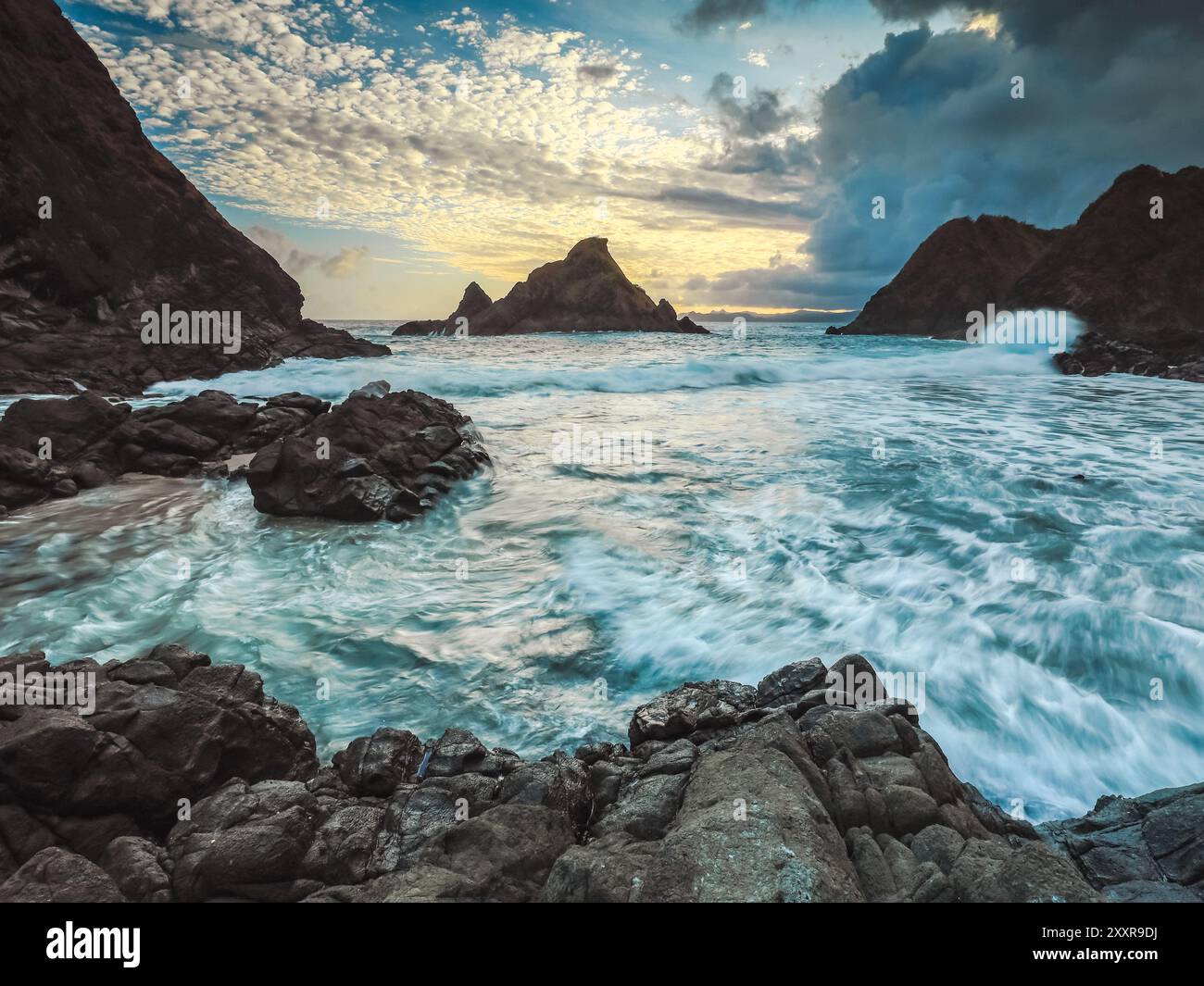 Plage de Mawi située sur l'île de Lombok en Indonésie. Banque D'Images